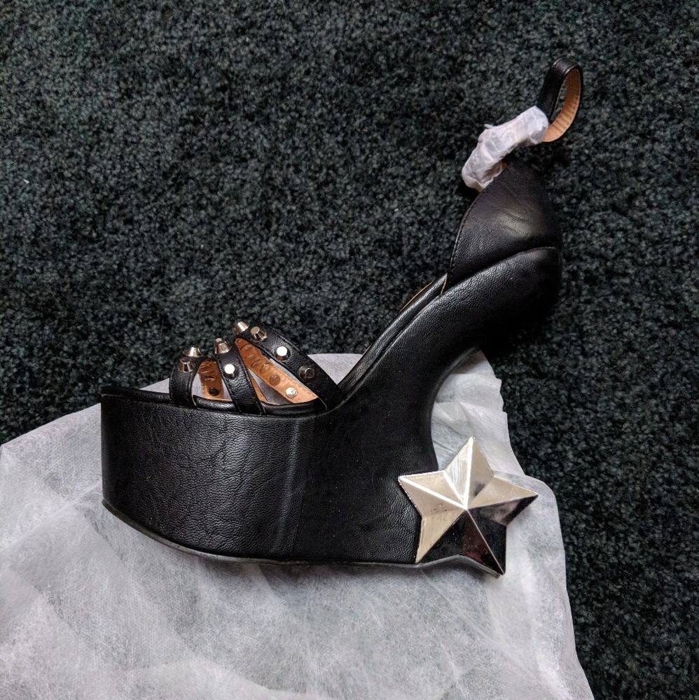 Heel-less wedge heels